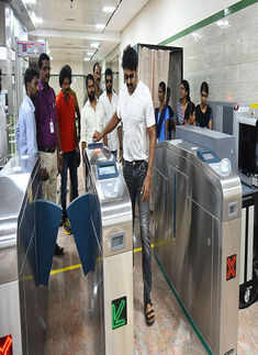 Actor Arya travels in Chennai Metro