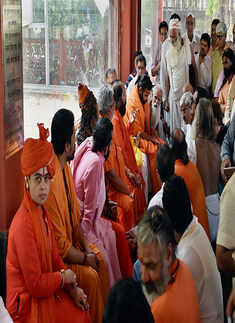 Sadhvi Deva Thakur at Chandraswami's funeral