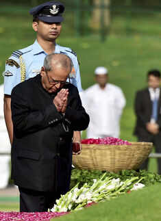 Pranab Mukhgerjee pays tribute