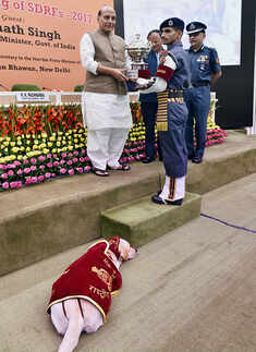 Rajnath Singh presents a trophy to the handler