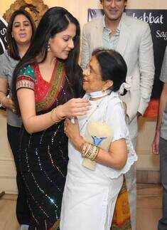 Gracy Singh, Shobha Deepak Singh