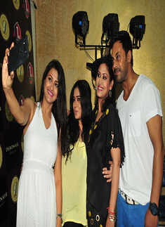 Indrani Halder takes a selfie with Rachana Banerjee, Ananya Chatterjee and Indrajit Roy
