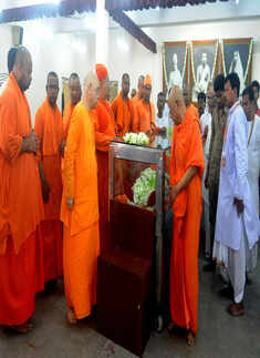 Photos Disciples paying homage to Swami Atmasthanandaji Maharaj