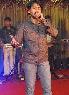 Manoj, Manisha's 33rd anniv.