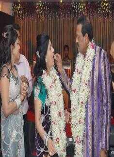 Manoj, Manisha's 33rd anniv.