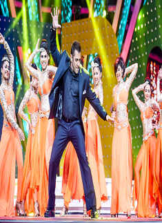Salman Khan performing