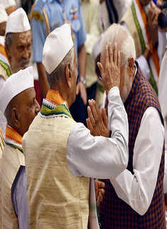 Narendra Modi meeting with the freedom fighters during the 'At Home' reception