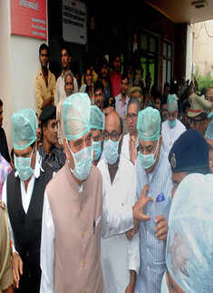 Ghulam Nabi Azad and Raj Babbar visit Hospital