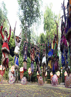 Folk dancers rehearse Garba