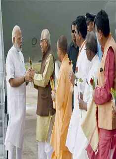 Narendra Modi being received by UP Governor Ram Naik and Chief Minister Yogi Adityanath
