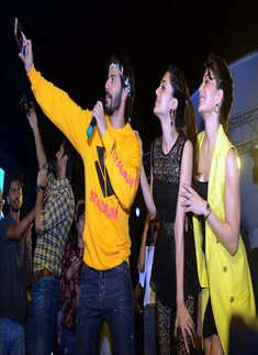 Varun Dhawan clicks a selfie with Taapsee Pannu and Jacqueline Fernandez