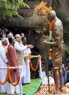 Amit Shah paying floral tribute to Mahatma Gandhi