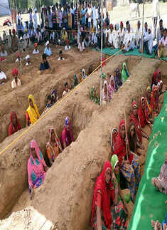 Farmers take part in the &lsquo;zameen samadhi satyagraha&rsquo;