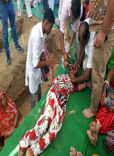 Several farmers take &lsquo;zameen samadhi&rsquo; in Jaipur