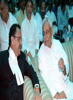 Nitish Kumar and Chief Justice of the Patna High Court, Justice Rajendra Menon exchange pleasantries
