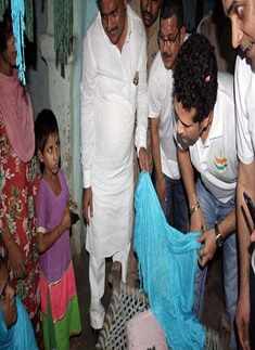 Sachin Tendulkar meeting villagers