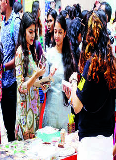 Diwali shopping fever grips India, markets don a festive look