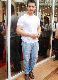 Aamir unveils 'Peepli Live'