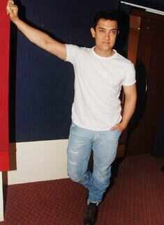 Aamir unveils 'Peepli Live'