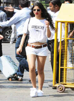 Suhana Khan, her besties & other family friends leave for Alibaug for Shah Rukh Khan&rsquo;s birthday