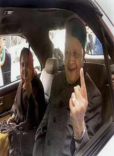 CM Virbhadra, Dhumal cast their vote