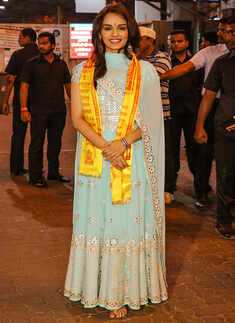 Miss World 2017 Manushi Chhillar offers prayers at Siddhivinayak Temple