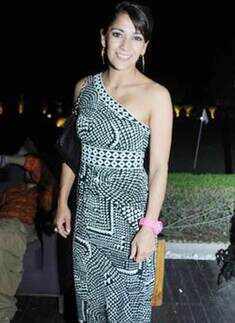 DJ Charles performs @ Blue Bar