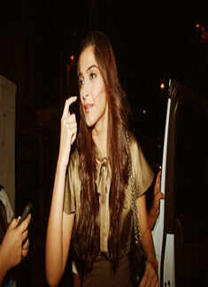 Sonam spotted @ Vie Lounge