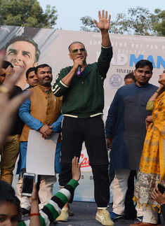 Akshay Kumar flags off Women Marathon