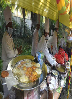 Politicians and bureaucrats attend Badal&rsquo;s lunch