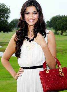 'Aisha' cast @ Golf Club