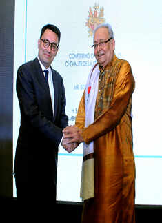 Soumitra Chatterjee receives Chevalier de la L&eacute;gion d&rsquo;honneur