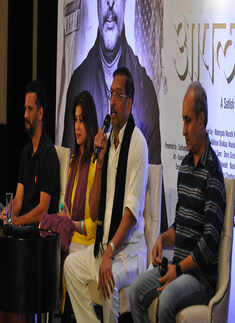 Satish Rajwade, Iravati Harshe, Nana Patekar and Nikhil Sane