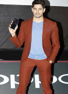 Sidharth unveils the special edition of Oppo F5