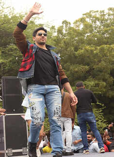 Team Aiyaary visits SRCC