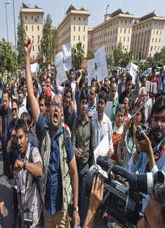 Journalists protest against Delhi Police