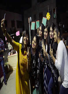 Anny, Rajoshi, Sreyasha, Amrita, Sulagna and Mouli