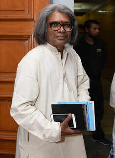 Sadak Ke Kinare: A play