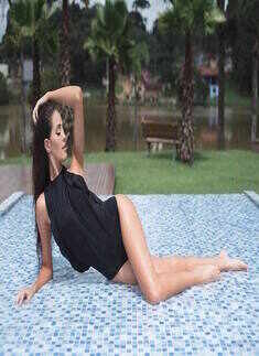 Deise Caroline beats the heat