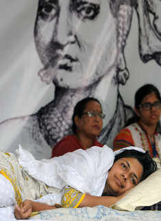 Swati Maliwal continues hunger strike against Unnao, Kathua rape cases