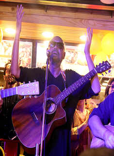 Aami Ashbo Phirey's music gig