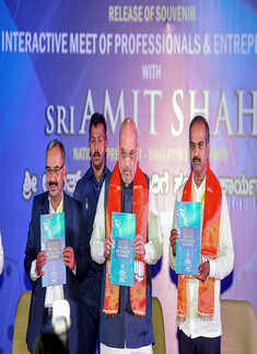 Photo: Amit Shah asks BJP workers to sacrifice their comfort to win Karnataka elections