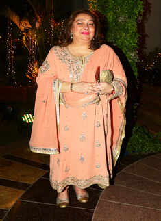 Sonam, Sara Ali Khan, Karan Johar & Shweta Nanda burn the dance floor at Sandeep Khosla&rsquo;s niece wedding reception