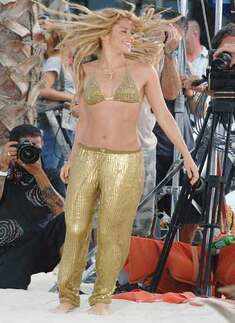 Shakira on the sets of 'Sale El..'