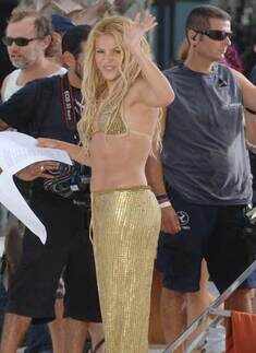 Shakira on the sets of 'Sale El..'