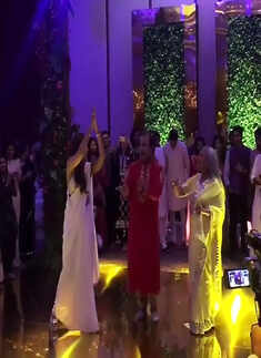 Unseen pictures of Shweta Nanda & mommy Jaya Bachchan&rsquo;s crazy dance at a starry wedding reception