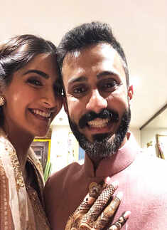 Pictures of Sonam Kapoor&rsquo;s first dance with Anand Ahuja from her mehendi ceremony will make you hit the dance floor
