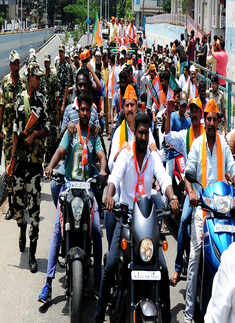 Rajnath holds mega roadshow in Bengaluru