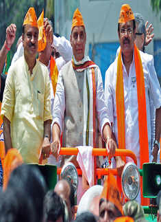 Rajnath holds mega roadshow in Bengaluru