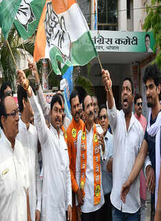 Congress, JD(S) celebrate as BSY resigns in Karnataka